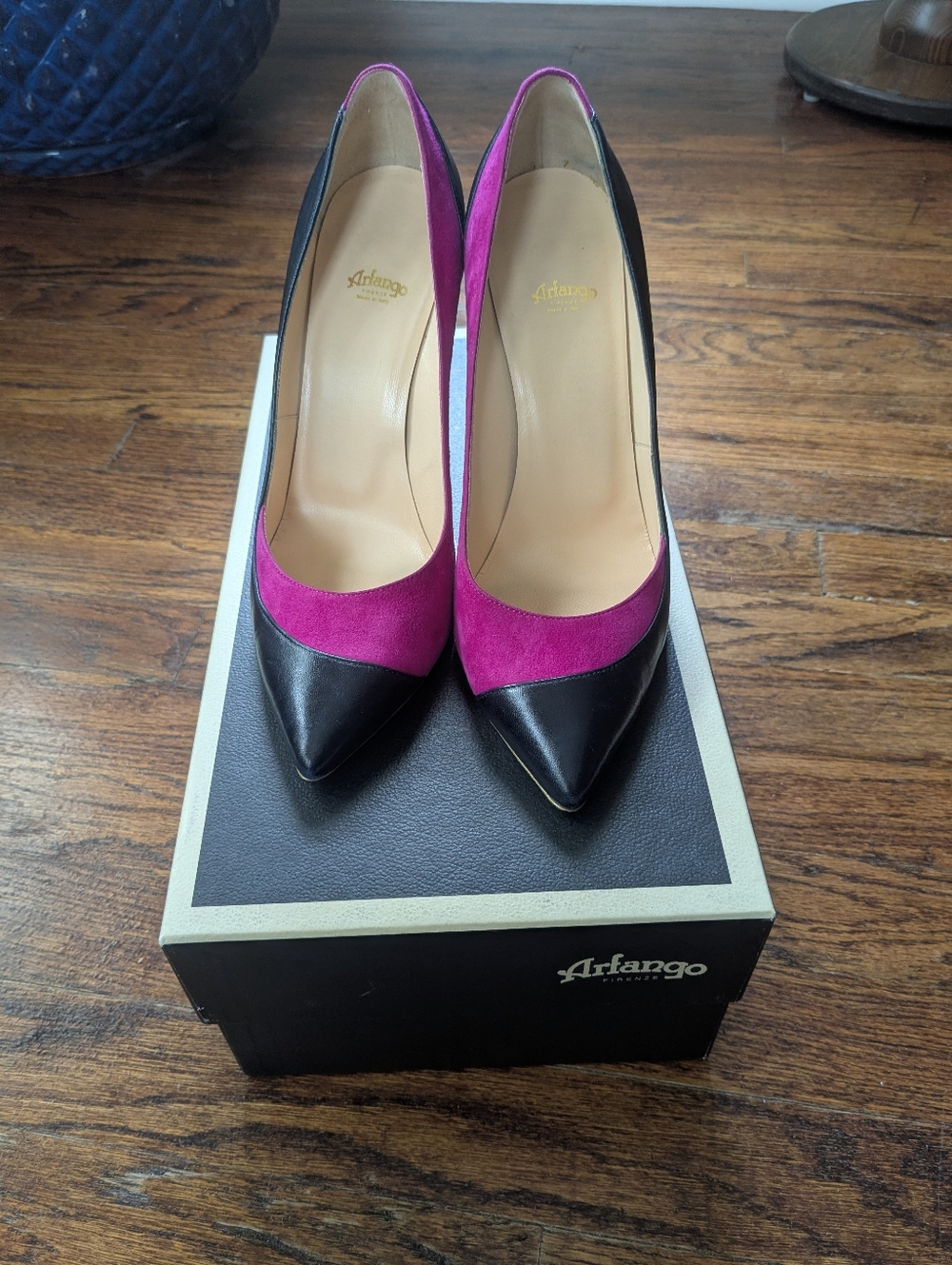Two-Tone Italian Pointed Pumps in Fuchsia and Black - Picture 4 of 13
